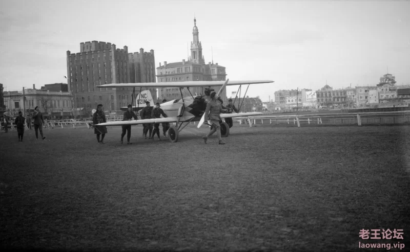 photo3-(1932) Shanghai (China), soldiers pushing airplane on.jpg